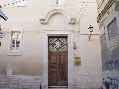 In quella inferiore il portone, inquadrato da due pilastri, presenta un architrave a semicerchio